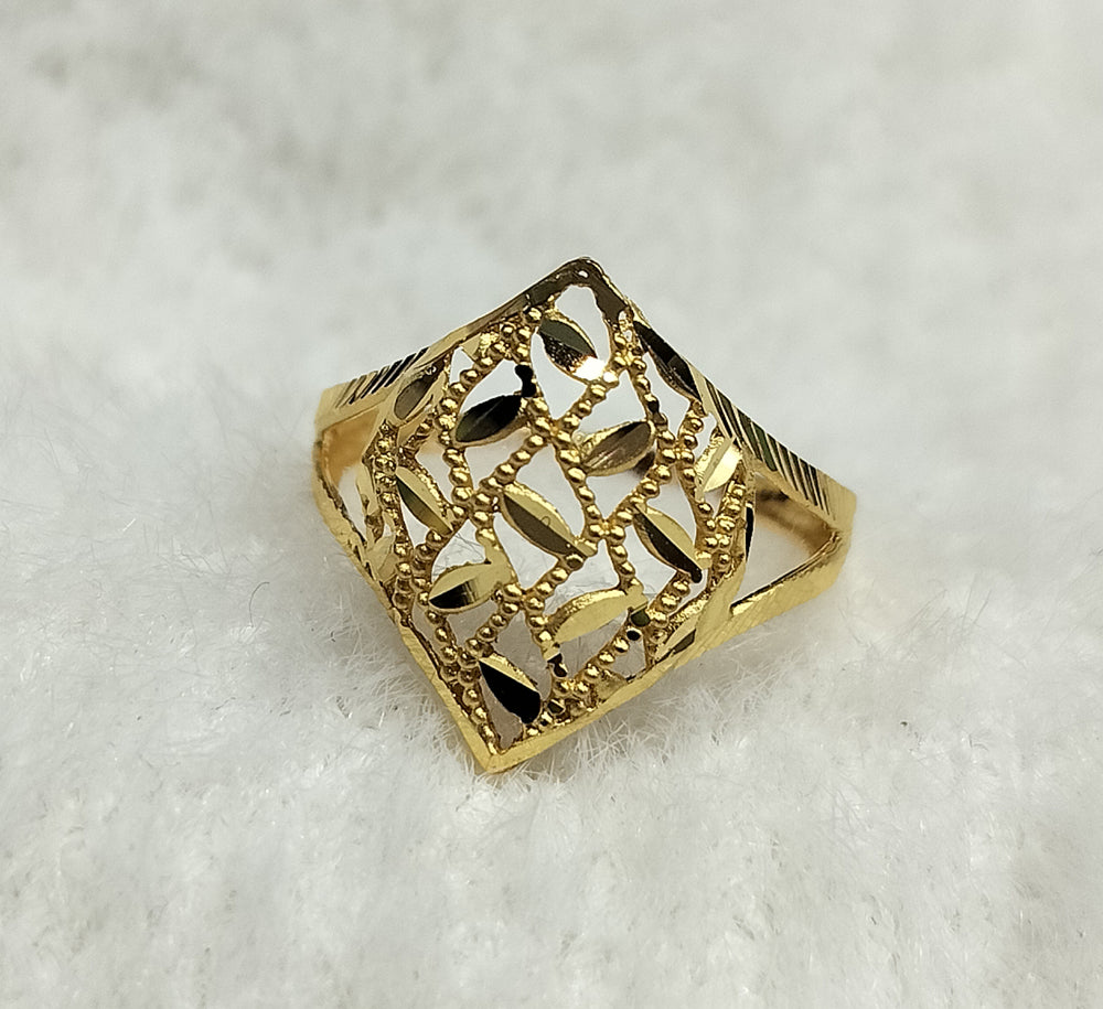 Attractive 18kt Gold Ring, Shining bright, just like your love, Wedding Gift, Gift For Loved One